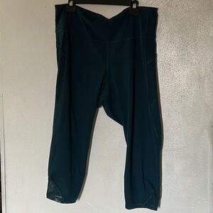 Used Old Navy Elevate Capri Leggings Size XXL